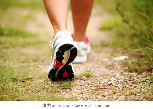 女性双腿慢跑公园健身